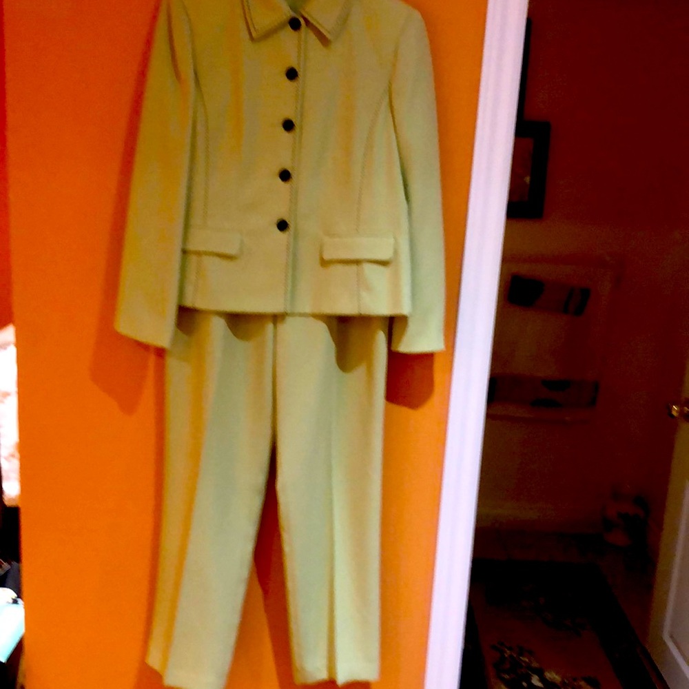 Women’s  classy and stunning wide legged pants suit